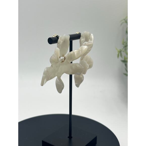 Lele Sadoughi Signed Cream Mother of Pearl Acetate Paper Lily Drop Earrings - Picture 2 of 9